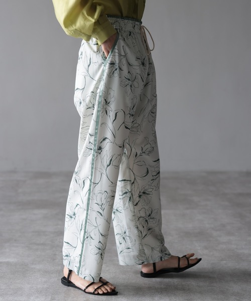 HERENCIA（ヘレンチア）の「サテンパイピング サイドライン ペンシルフラワー イージーパンツ（その他パンツ・レディース・ホワイト系その他/ブラック系その他・MEDIUM）」の6枚目の写真