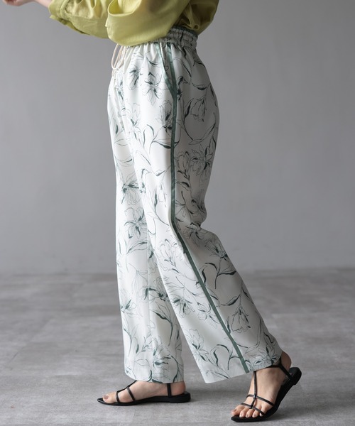 HERENCIA（ヘレンチア）の「サテンパイピング サイドライン ペンシルフラワー イージーパンツ（その他パンツ・レディース・ホワイト系その他/ブラック系その他・MEDIUM）」の4枚目の写真