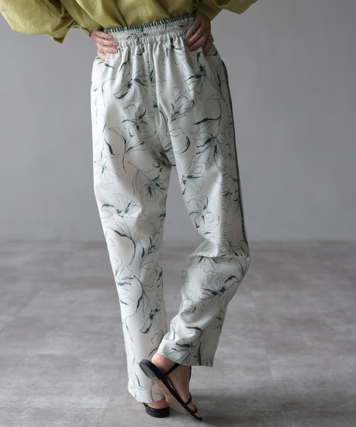 HERENCIA（ヘレンチア）の「サテンパイピング サイドライン ペンシルフラワー イージーパンツ（その他パンツ・レディース・ホワイト系その他/ブラック系その他・MEDIUM）」の5枚目の写真