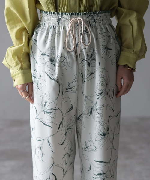 HERENCIA（ヘレンチア）の「サテンパイピング サイドライン ペンシルフラワー イージーパンツ（その他パンツ・レディース・ホワイト系その他/ブラック系その他・MEDIUM）」の12枚目の写真