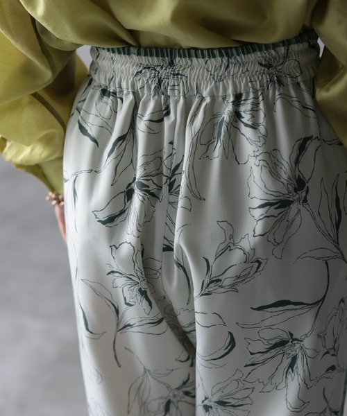 HERENCIA（ヘレンチア）の「サテンパイピング サイドライン ペンシルフラワー イージーパンツ（その他パンツ・レディース・ホワイト系その他/ブラック系その他・MEDIUM）」の15枚目の写真