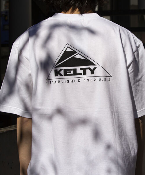 KELTY(ケルティ)の「【KELTY×GLOSTER】別注バックプリント ビッグシルエットTシャツ ケルティ(Tシャツ/カットソー・メンズ・ブラック/ホワイト/ピンク/ダークブラウン/ベージュ・M/L)」の2枚目の写真