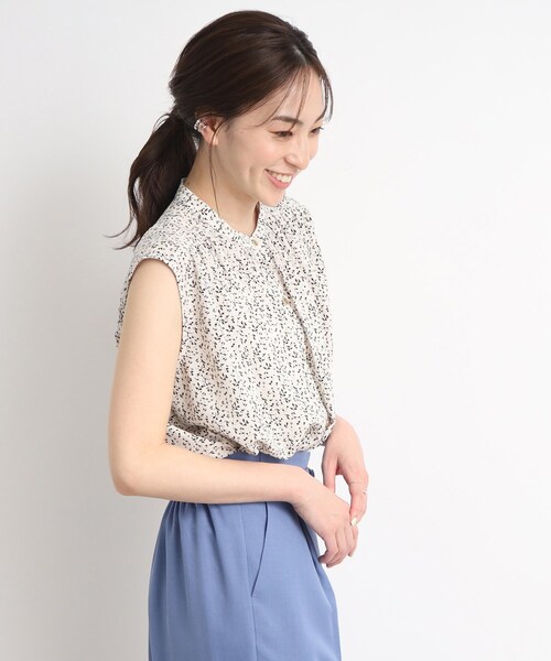 DRESKIP（ドレスキップ）の「◆【イージーケア】さらりと上品で好印象◎ 前開きギャザーネックブラウス（シャツ/ブラウス・レディース・ブラック系/オフホワイト/ホワイト系3/黄緑系/ネイビー/ピンク系・03/04/02）」の3枚目の写真