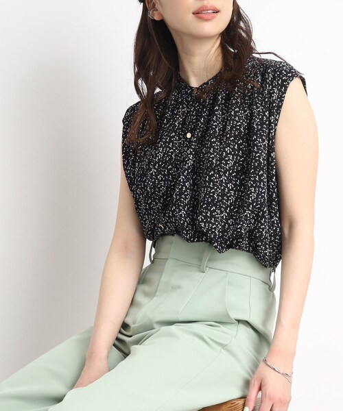 DRESKIP（ドレスキップ）の「◆【イージーケア】さらりと上品で好印象◎ 前開きギャザーネックブラウス（シャツ/ブラウス・レディース・ブラック系/オフホワイト/ホワイト系3/黄緑系/ネイビー/ピンク系・03/04/02）」の4枚目の写真