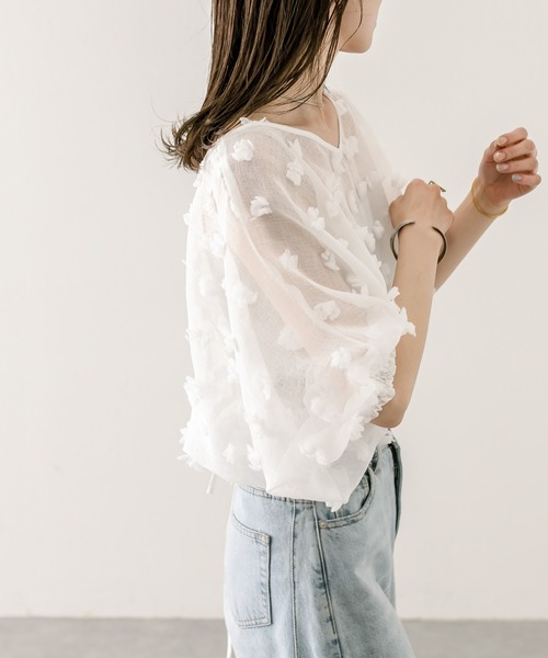 mystic(ミスティック)の「ポンポンフリンジブラウス(シャツ/ブラウス・レディース・アイボリー/ブラック/オフホワイト・FREE)」の2枚目の写真