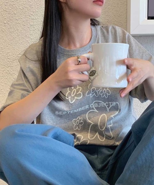 Vipoa(ヴィポア)の「ハンドライティングフラワーTee(Tシャツ/カットソー・レディース・グレー/ブラック/ホワイト・FREE)」の5枚目の写真