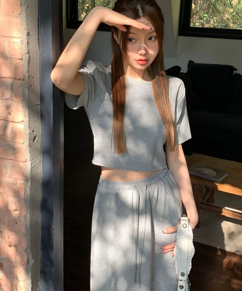 meJane(ミージェーン)の「クロップド丈Tシャツ×ロングスカート スウェットライクセットアップ(セットアップ・レディース・グレー/ブラック・FREE)」の2枚目の写真