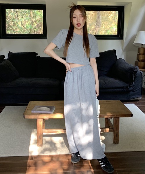 meJane(ミージェーン)の「クロップド丈Tシャツ×ロングスカート スウェットライクセットアップ(セットアップ・レディース・グレー/ブラック・FREE)」の15枚目の写真