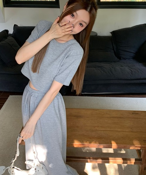 meJane(ミージェーン)の「クロップド丈Tシャツ×ロングスカート スウェットライクセットアップ(セットアップ・レディース・グレー/ブラック・FREE)」の14枚目の写真