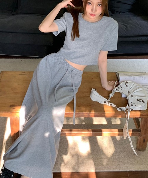 meJane(ミージェーン)の「クロップド丈Tシャツ×ロングスカート スウェットライクセットアップ(セットアップ・レディース・グレー/ブラック・FREE)」の18枚目の写真
