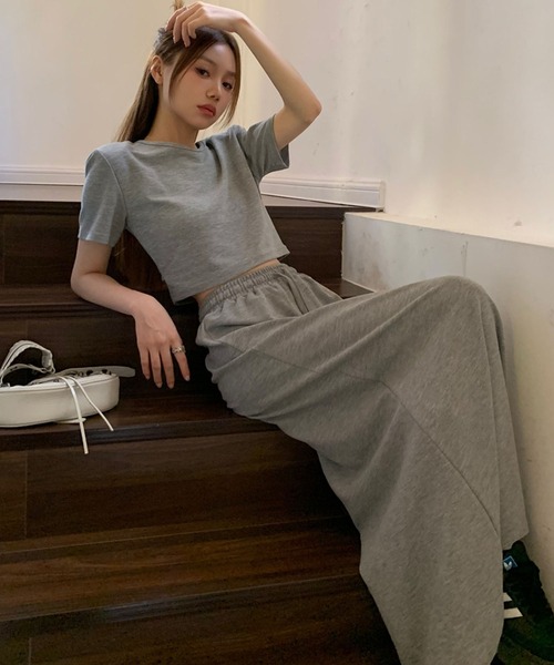 meJane(ミージェーン)の「クロップド丈Tシャツ×ロングスカート スウェットライクセットアップ(セットアップ・レディース・グレー/ブラック・FREE)」の21枚目の写真