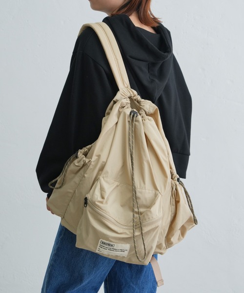 BROWN THEATRE PRODUCTS（ブラウンシアタープロダクツ）の「【BROWN THEATRE PRODUCTS別注】 ドロストリュックサック（バックパック/リュック・レディース・ベージュ/ブラック・FREE）」の3枚目の写真