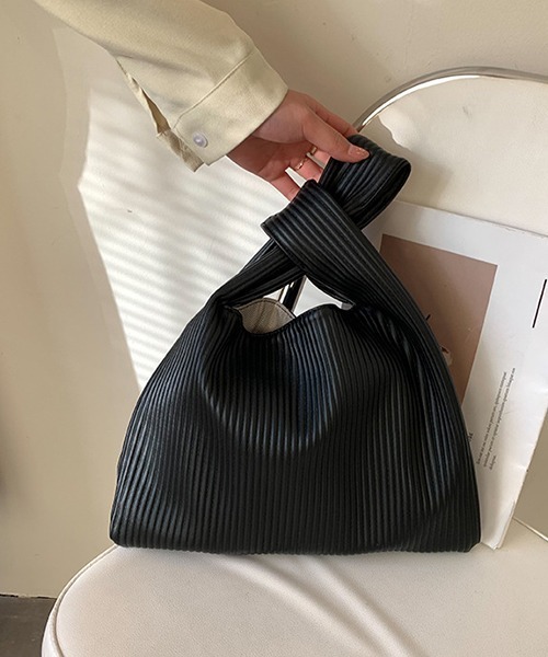 c.u.l（シーユーエル）の「PUレザー リブプリーツハンドバッグ cula780（ハンドバッグ・レディース・アイボリー/ブラック/ライトグリーン・FREE）」の2枚目の写真