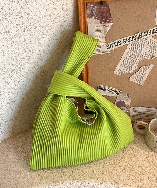 c.u.l（シーユーエル）の「PUレザー リブプリーツハンドバッグ cula780（ハンドバッグ・レディース・アイボリー/ブラック/ライトグリーン・FREE）」の4枚目の写真