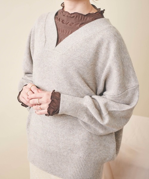mil(ミル)の「【150㎝前後の小柄さんサイズ】デザインネックニット【洗える・淡色カラー】(ニット/セーター・レディース・ダークブラウン/グレー/オートミール・S/XS)」の2枚目の写真