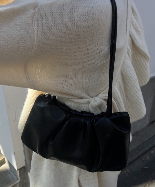 Amiur（エミレ）の「minimal tuck bag / ミニマルタックバッグ（ショルダーバッグ・レディース・ブラック/キャメル・FREE）」の9枚目の写真