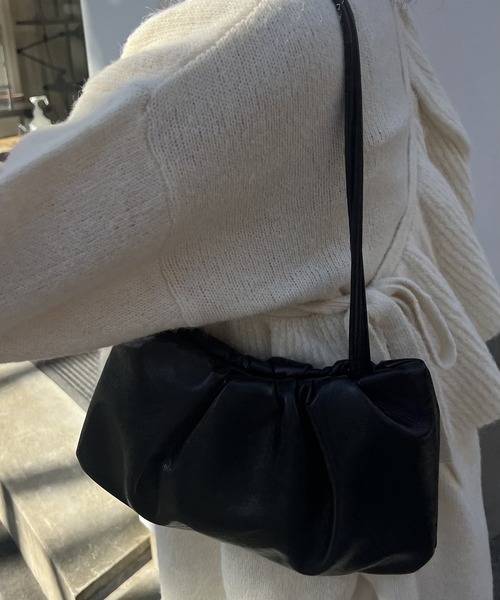 Amiur（エミレ）の「minimal tuck bag / ミニマルタックバッグ（ショルダーバッグ・レディース・ブラック/キャメル・FREE）」の7枚目の写真