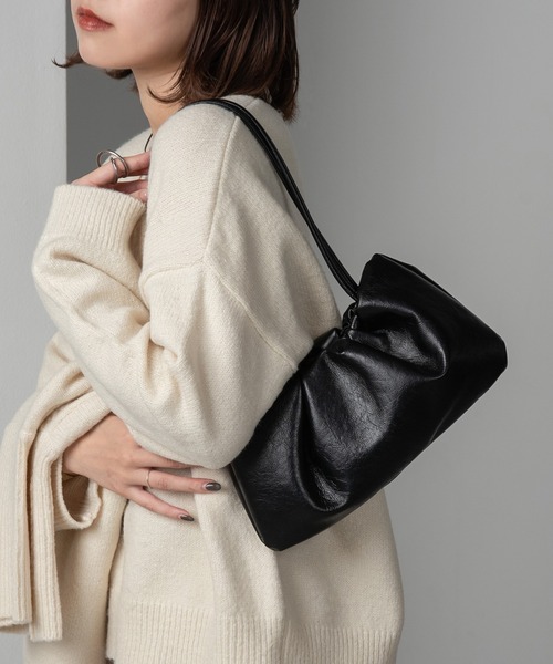 Amiur（エミレ）の「minimal tuck bag / ミニマルタックバッグ（ショルダーバッグ・レディース・ブラック/キャメル・FREE）」の11枚目の写真