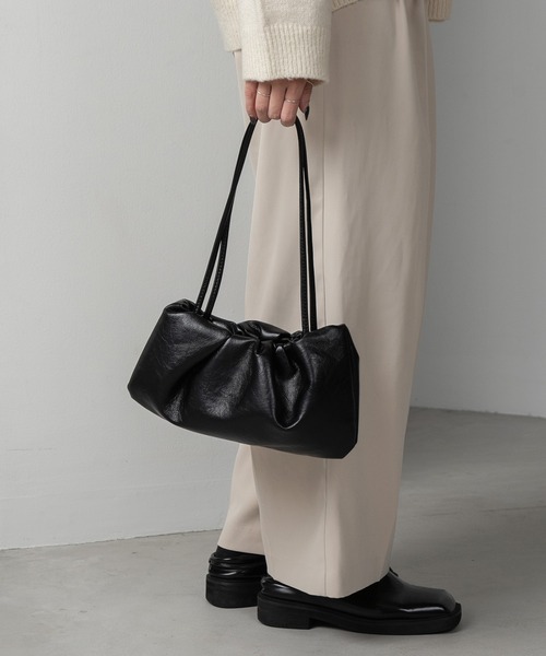 Amiur（エミレ）の「minimal tuck bag / ミニマルタックバッグ（ショルダーバッグ・レディース・ブラック/キャメル・FREE）」の3枚目の写真