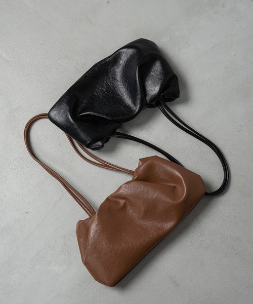 Amiur（エミレ）の「minimal tuck bag / ミニマルタックバッグ（ショルダーバッグ・レディース・ブラック/キャメル・FREE）」の12枚目の写真