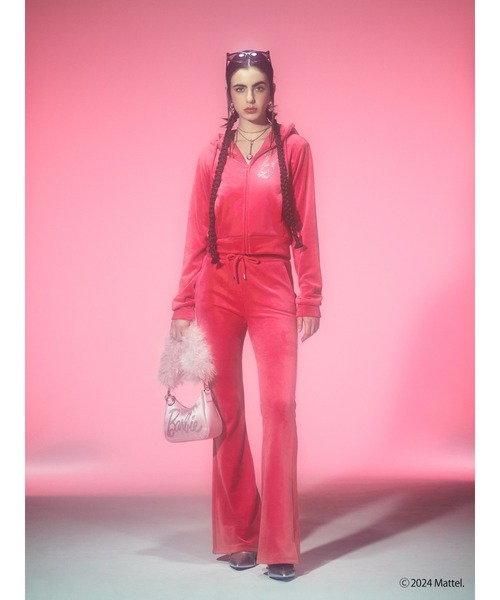 PAMEO POSE（パメオポーズ）の「【Barbie】Barbie(TM) Velor Hoodie Top（パーカー・レディース・ブラック/ピンク・FREE）」の3枚目の写真