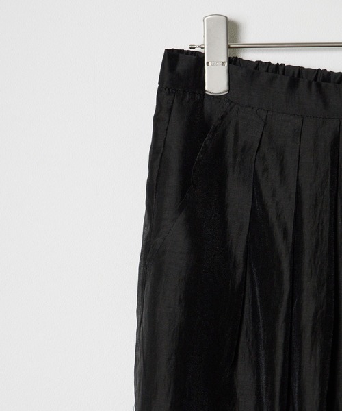 AO2（アオズ）の「Sheer Curved Pants / シアーカーブパンツ（スラックス・レディース・ブラック/ホワイト/グリーン・M/L）」の7枚目の写真