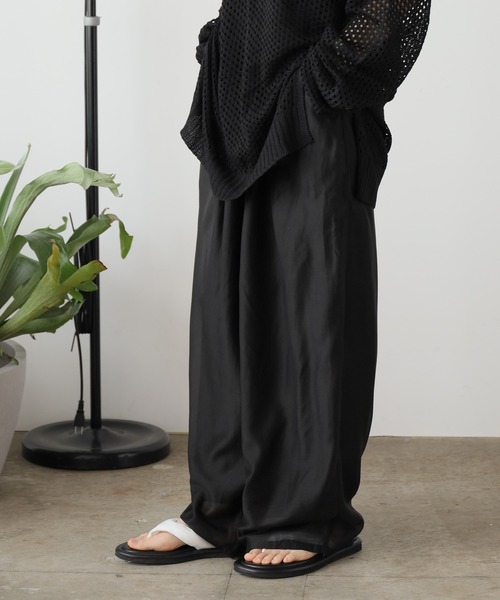 AO2（アオズ）の「Sheer Curved Pants / シアーカーブパンツ（スラックス・レディース・ブラック/ホワイト/グリーン・M/L）」の15枚目の写真