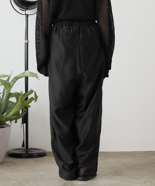 AO2（アオズ）の「Sheer Curved Pants / シアーカーブパンツ（スラックス・レディース・ブラック/ホワイト/グリーン・M/L）」の4枚目の写真