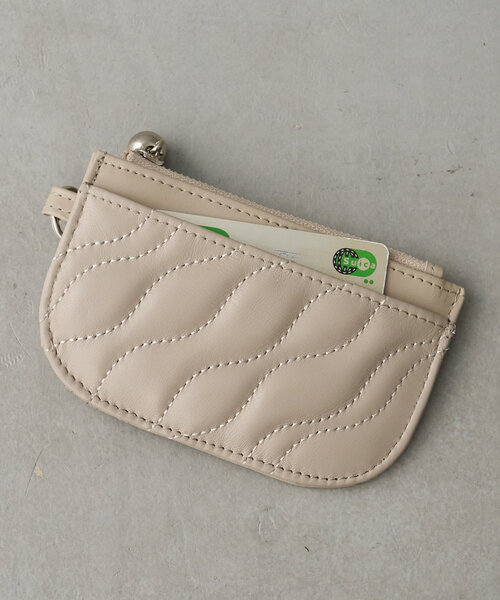 Beau're(ヴュレ)の「【BEAURE ビュレ】ウェーブキルティング フラグメントケース(パスケース・レディース・ブラック/ピンク/シルバー/ブルー/ライトベージュ・0)」の11枚目の写真