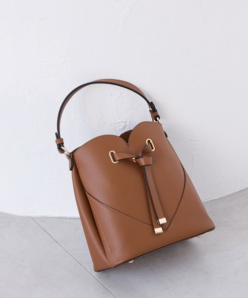 VIS(ビス)の「【累計3万点突破】【2WAY】ハートカットバッグ/追加(ショルダーバッグ・レディース・ピンク/ブラック/キナリ/ベージュ系その他/ベージュ系その他2/サックスブルー/レッド/ブラウン系その他/ブルー系その他4/ベージュ・FREE)」の4枚目の写真