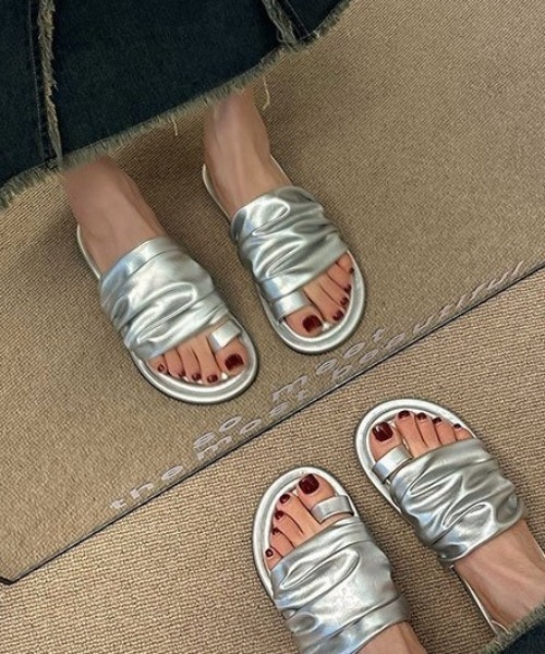 mebole（メボレ）の「プリーツベルトサンダル（サンダル・レディース・ブラック/アイボリー/シルバー・LARGE/MEDIUM/SMALL）」の9枚目の写真
