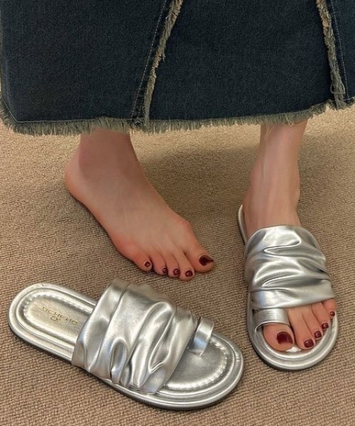 mebole（メボレ）の「プリーツベルトサンダル（サンダル・レディース・ブラック/アイボリー/シルバー・LARGE/MEDIUM/SMALL）」の7枚目の写真