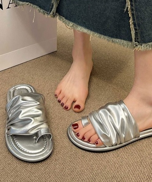 mebole（メボレ）の「プリーツベルトサンダル（サンダル・レディース・ブラック/アイボリー/シルバー・LARGE/MEDIUM/SMALL）」の8枚目の写真