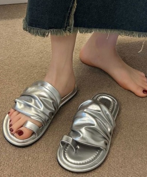 mebole（メボレ）の「プリーツベルトサンダル（サンダル・レディース・ブラック/アイボリー/シルバー・LARGE/MEDIUM/SMALL）」の6枚目の写真