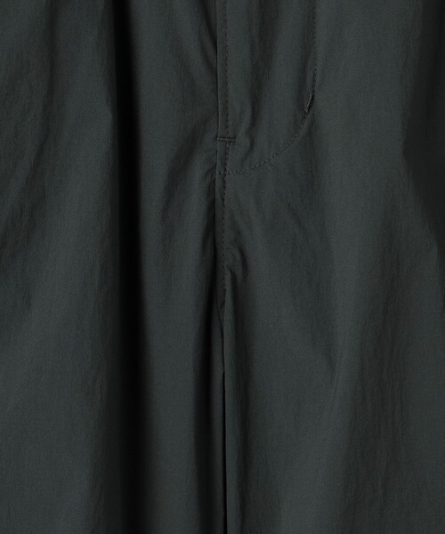 UNITED ARROWS（ユナイテッドアローズ）の「クリスピーナイロン 6ポケット オールギャザー イージーパンツ（カーゴパンツ・メンズ・ネイビー/ダークグリーン・S/M/L）」の20枚目の写真