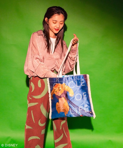 Disney(ディズニー)の「ライオン・キング フリンジグラフィックトートバッグ(トートバッグ・レディース・ブルー/レッド/グリーン・FREE)」の7枚目の写真