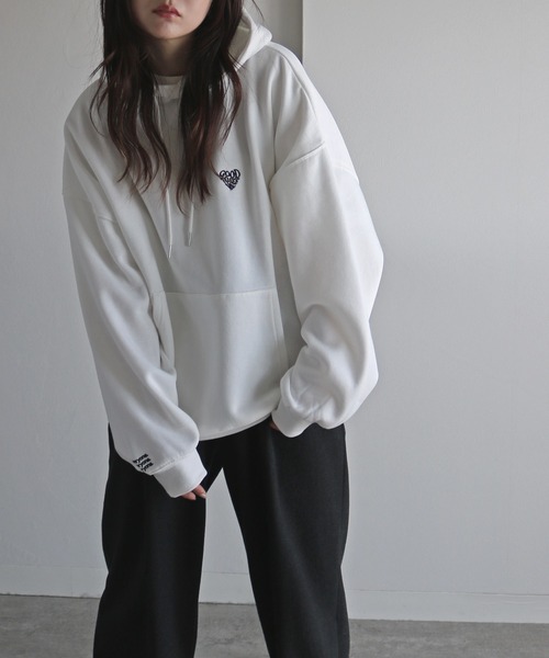 COURO（コウロ）の「リボンアート/ハートアート文字刺繍プルオーバーパーカー（パーカー・レディース・グレー/チャコールグレー/グレー系/ネイビー系/ブラック/ホワイト系/アイボリー/ホワイト/オートミール/ネイビー/チャコール/ブラック系・M/L）」の21枚目の写真