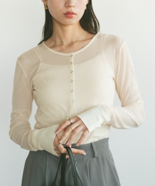 VANNIE U(ヴァニーユー)の「ミニスナップシアートップス(Tシャツ/カットソー・レディース・アイボリー/ブラック/グレー・FREE)」の2枚目の写真