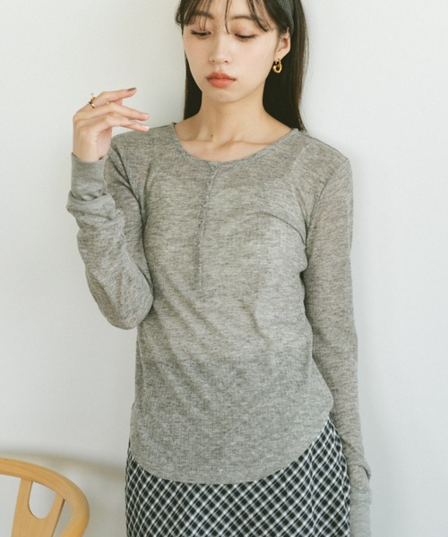 VANNIE U(ヴァニーユー)の「ミニスナップシアートップス(Tシャツ/カットソー・レディース・アイボリー/ブラック/グレー・FREE)」の6枚目の写真