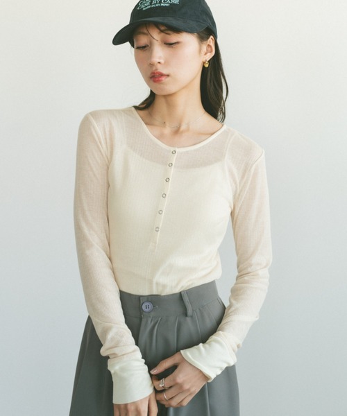 VANNIE U(ヴァニーユー)の「ミニスナップシアートップス(Tシャツ/カットソー・レディース・アイボリー/ブラック/グレー・FREE)」の14枚目の写真