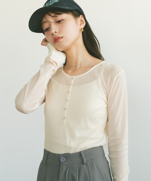 VANNIE U(ヴァニーユー)の「ミニスナップシアートップス(Tシャツ/カットソー・レディース・アイボリー/ブラック/グレー・FREE)」の4枚目の写真