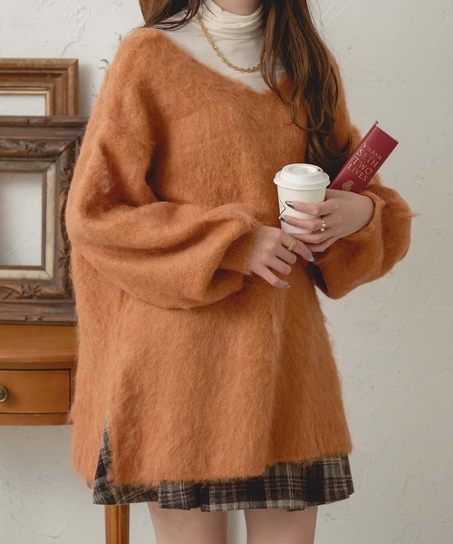 Ambre Neige(アンブルネージュ)の「ルーズシャギーVネックニット/WEB/EC限定商品(ニット/セーター・レディース・ダークブラウン/オレンジ/アイボリー/ライトブルー・FREE)」の4枚目の写真