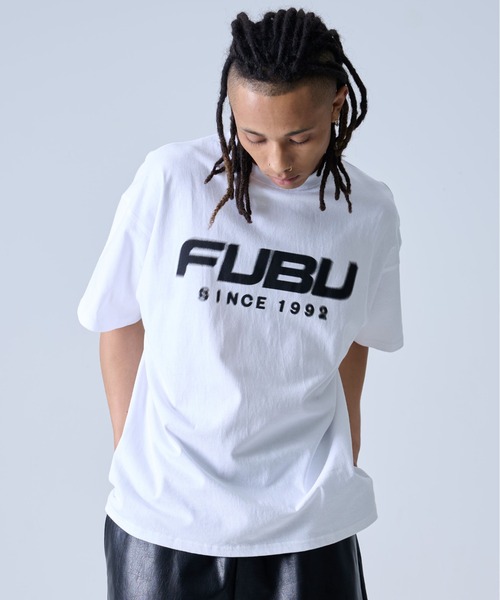 FUBU( フブ)の「FUBU フブ ブランド ロゴ 刺繍 アメカジ クルーネック 半袖 Tシャツ ティーシャツ(Tシャツ/カットソー・メンズ・ホワイト/ブラック/ライトブルー・L/XL/XXL/M)」の2枚目の写真