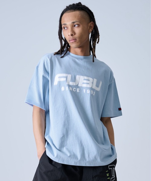 FUBU( フブ)の「FUBU フブ ブランド ロゴ 刺繍 アメカジ クルーネック 半袖 Tシャツ ティーシャツ(Tシャツ/カットソー・メンズ・ホワイト/ブラック/ライトブルー・L/XL/XXL/M)」の1枚目の写真