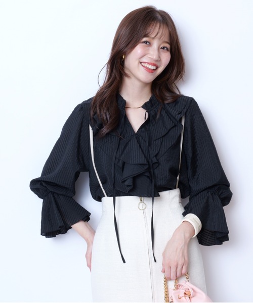 JUSGLITTY（ジャスグリッティー）の「シアーストライプラッフルブラウス（シャツ/ブラウス・レディース・ブラック/ホワイト・2/1）」の2枚目の写真
