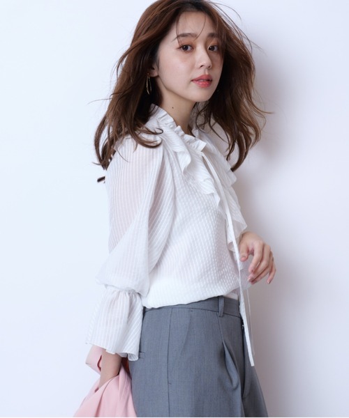 JUSGLITTY（ジャスグリッティー）の「シアーストライプラッフルブラウス（シャツ/ブラウス・レディース・ブラック/ホワイト・2/1）」の5枚目の写真