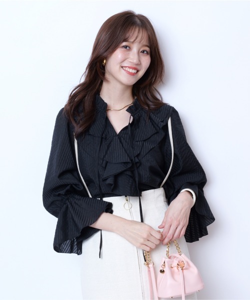 JUSGLITTY（ジャスグリッティー）の「シアーストライプラッフルブラウス（シャツ/ブラウス・レディース・ブラック/ホワイト・2/1）」の14枚目の写真
