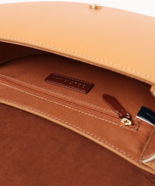 COLE HAAN(コールハーン)の「エビ-サドルバッグ womens(ショルダーバッグ・レディース・ブラウン・OSFA)」の4枚目の写真