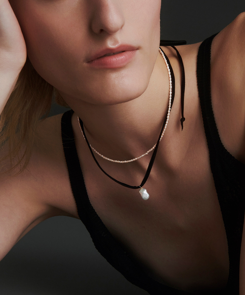 La TOTALITE（ラトータリテ）の「【ル ボンボン/LES BONBON】liberty pearl necklace（ネックレス・レディース・ブラック/チャコールグレー・FREE）」の2枚目の写真