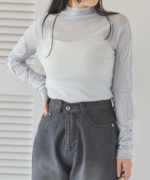 titivate(ティティベイト)の「袖コード刺繍ハイネックプルオーバー(Tシャツ/カットソー・レディース・チャコール/ブルー/アイボリー・M)」の1枚目の写真